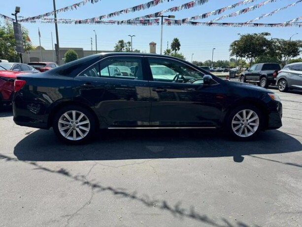 2014-toyota-camry-xle-sedan-4d-big-10