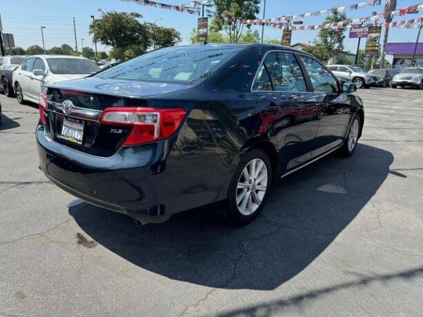 2014-toyota-camry-xle-sedan-4d-big-9