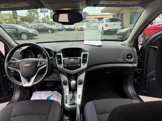 2013-chevrolet-cruze-lt-sedan-4d-big-1
