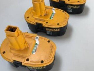 dewalt-dc825-14-inch-cordless-impact-driver-with-3-batteries